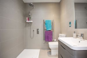 Ensuite shower room- click for photo gallery